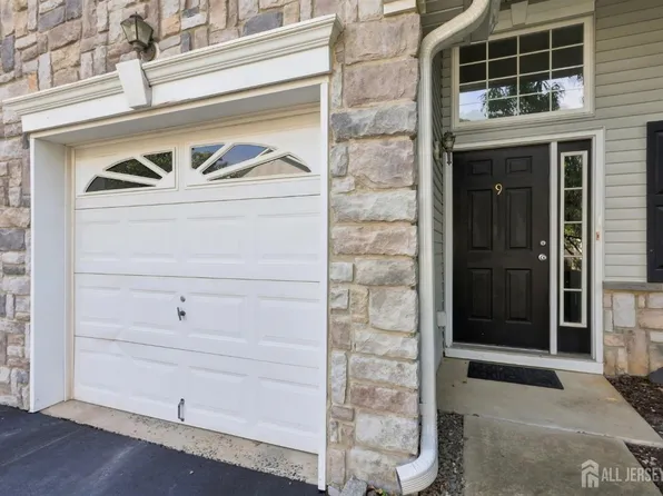 9 Bridgepointe Dr, South Amboy, NJ 08879