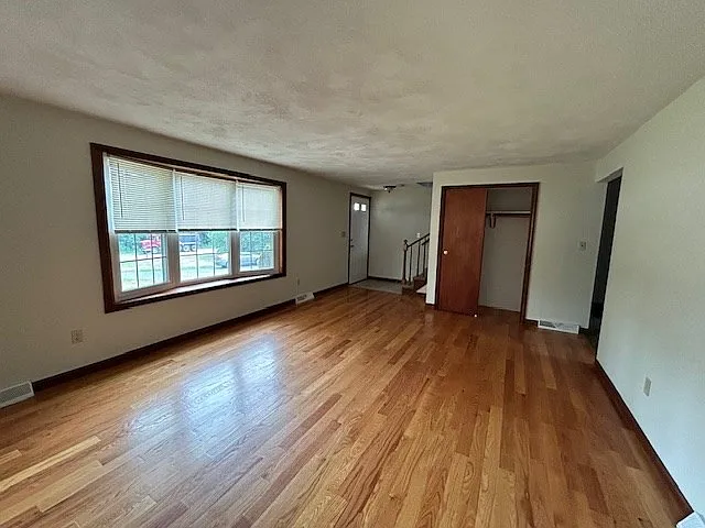 3 bed, 1.5 bath, 1430 sqft, $2,850 — Photo 3