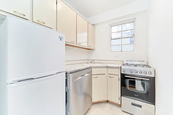 Rented by SERHANT. | media 1