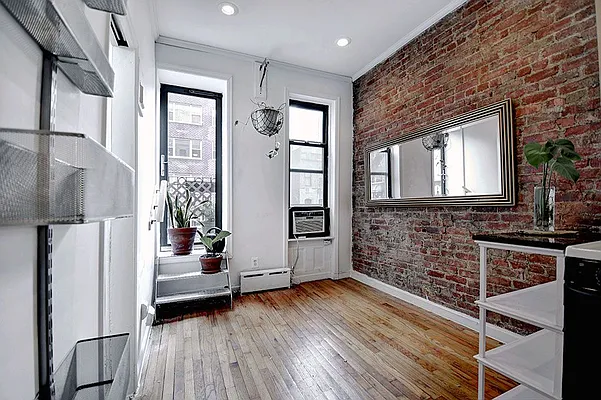 Rented by Urbane Brokerage | media 21