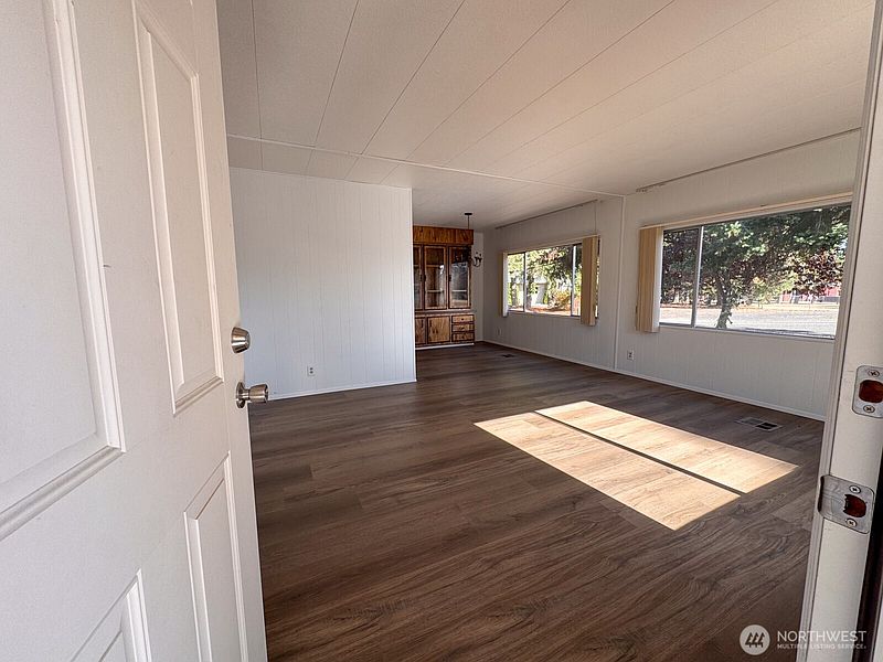 4th image of 791 W Elliott Court