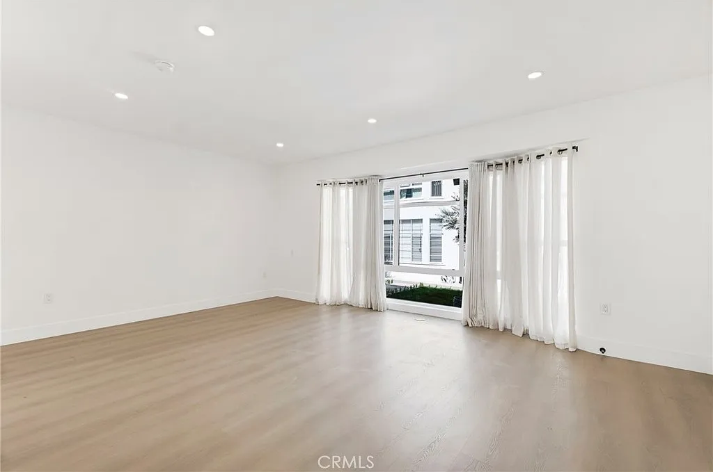 1 bed, 700 sqft, $2,745 — Photo 1