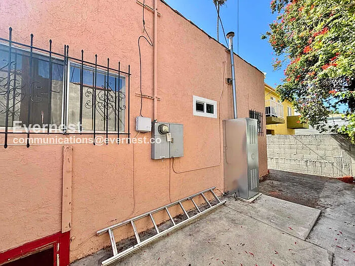 428 1/2 N Kingsley Dr — Photo 17