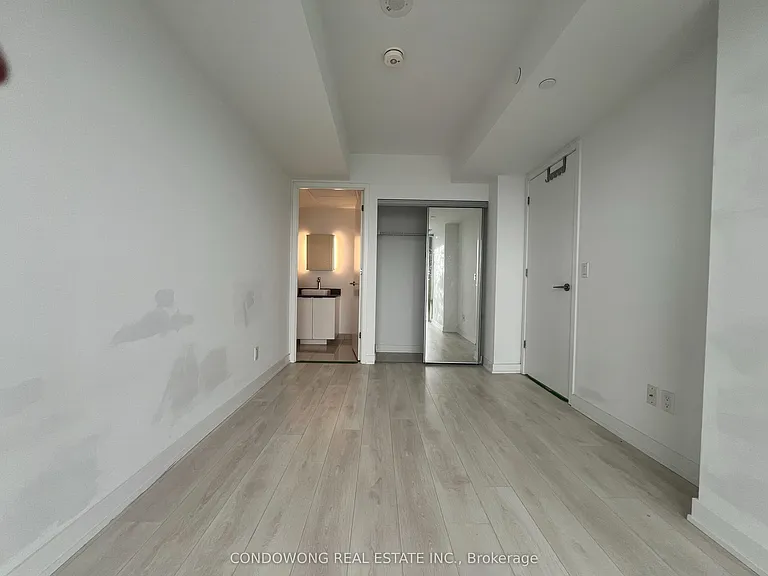 501 Yonge St #4812 — Photo 4