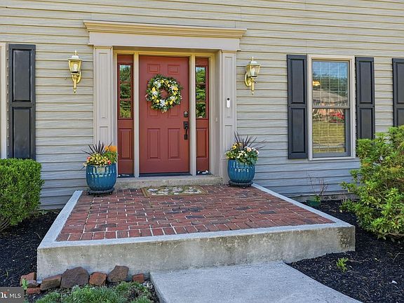 3rd image of 16 Jennifer Ln