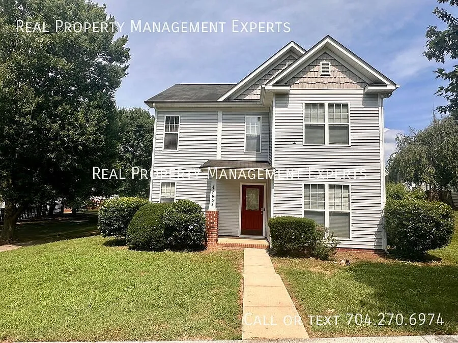 Charming 3BR/2.5BA home in Huntersville! — Photo 2