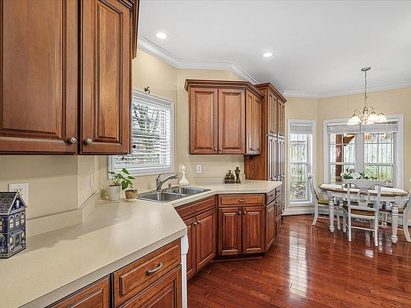5th image of 2496 Eastway Dr