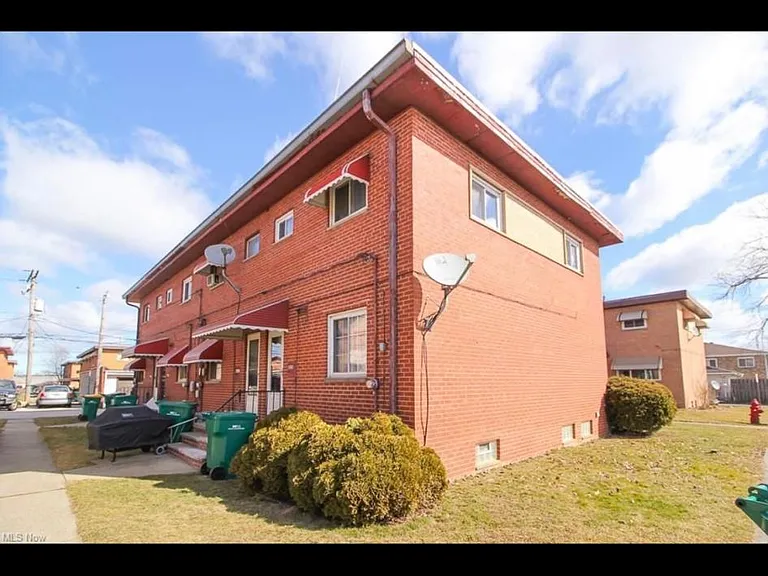 16225 Maplewood Ct — Photo 1