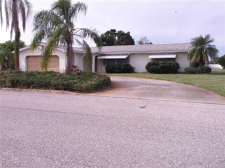 242 S Lake Dr — Photo 1