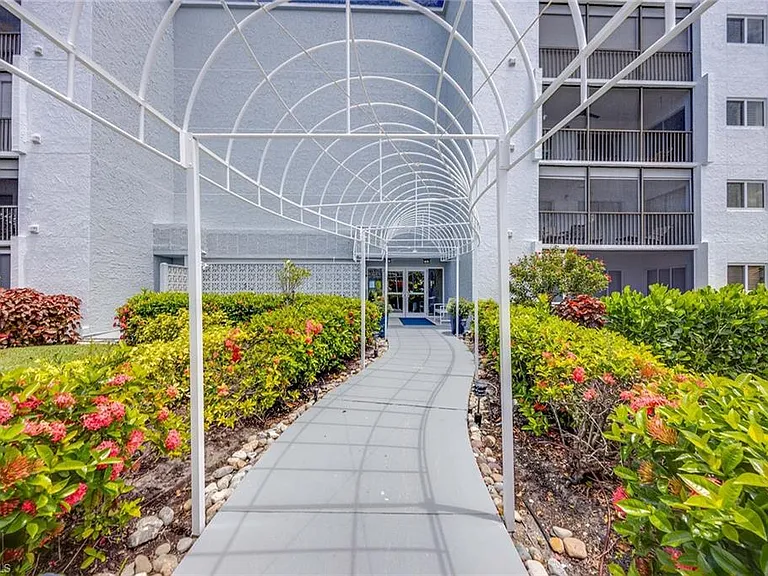 555 Park Shore Dr #B-408 — Photo 2