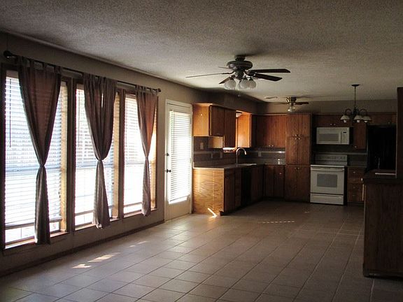 3rd image of 312 NW Parkwood Cir