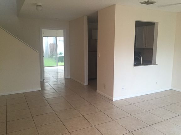 4th image of 1411 Cypress Way W