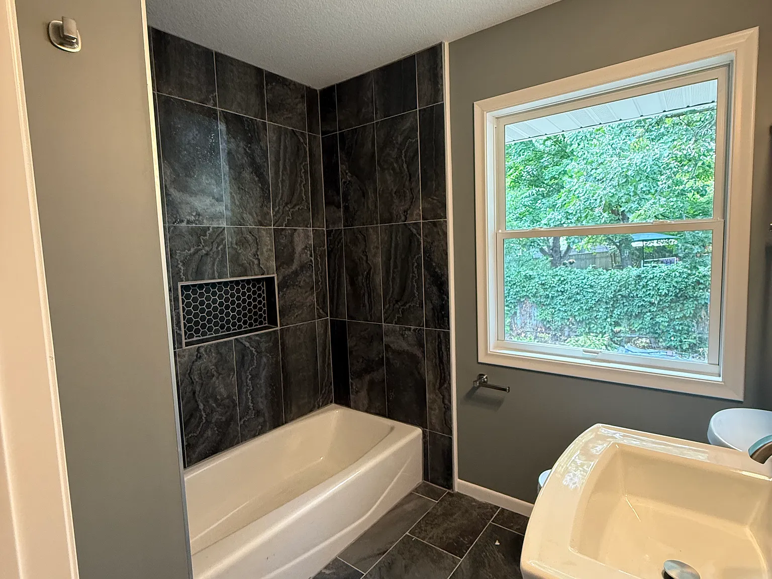 5 bed, 2100 sqft, $3,000 — Photo 4