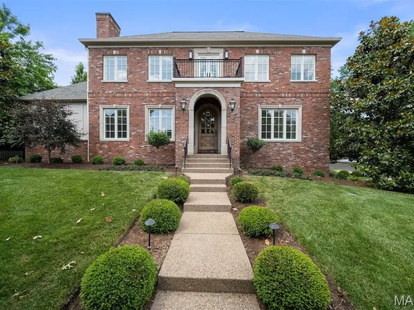 8401 University Dr, Saint Louis, MO 63105