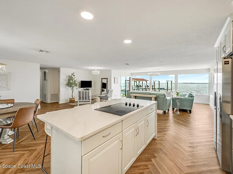 1110 S Banana River Dr — Photo 30