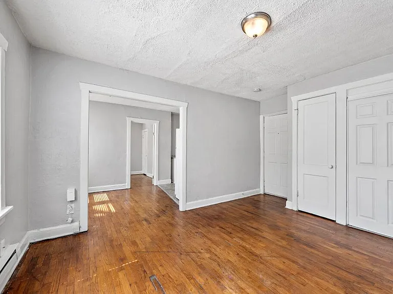 3933 Charlotte St — Photo 5