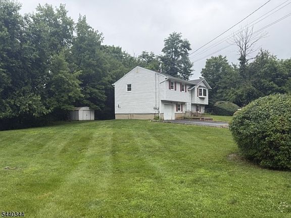 3rd image of 4 Beardslee Hill Dr