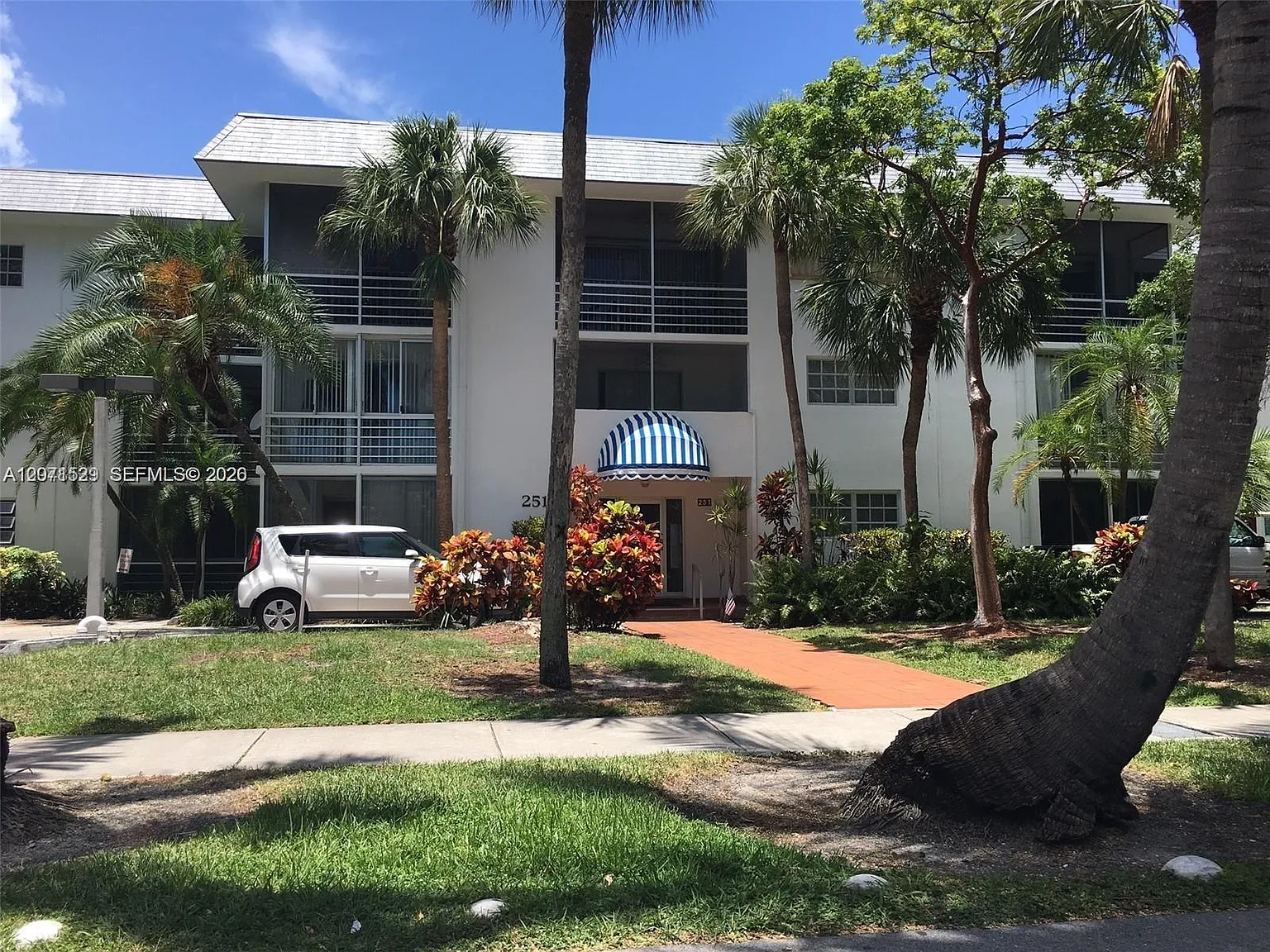 Key Biscayne Vi Condo — Photo 1