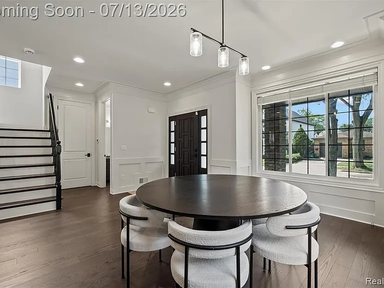 1049 Chapin Ave — Photo 6