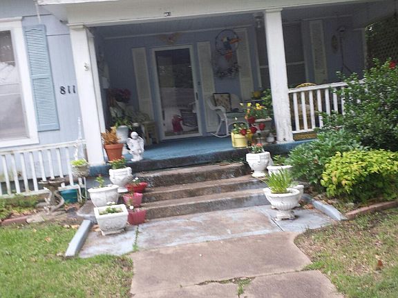3rd image of 811 W Lillie Blvd