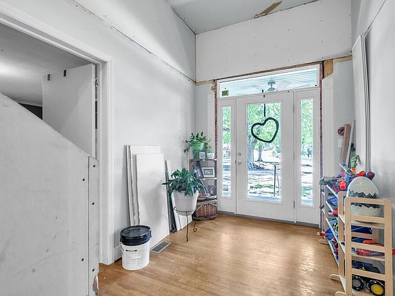 3rd image of 122 Robertson St