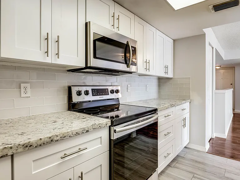 100 Crestwood Ct N #108 — Photo 5