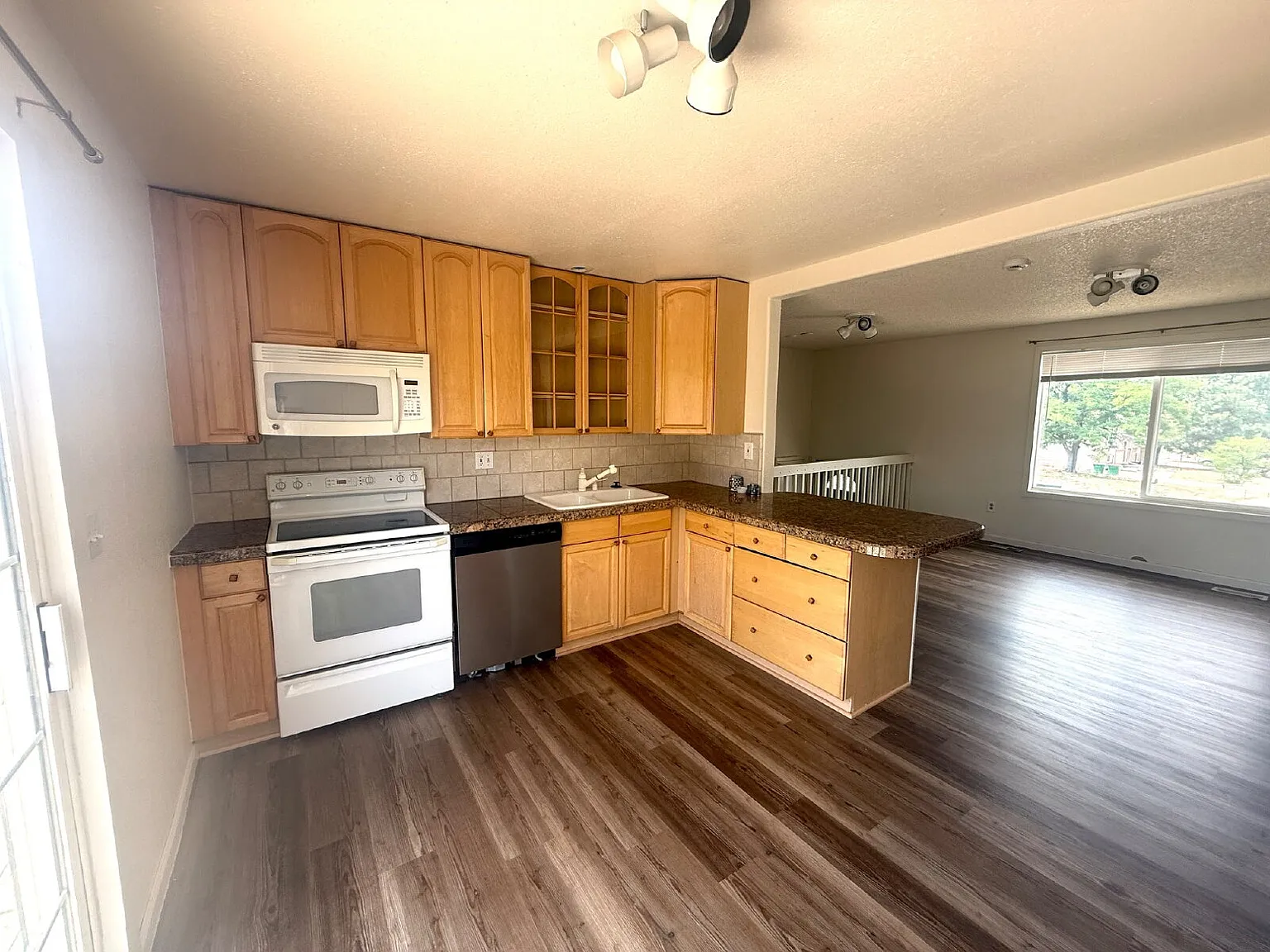 4 bed, 2.0 bath, 1632 sqft, $2,575 — Photo 2