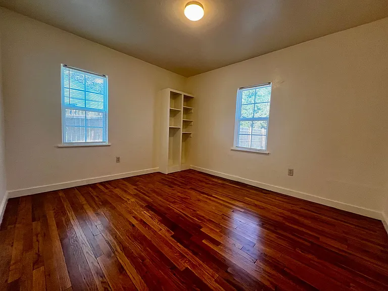 304 Avenue R — Photo 7