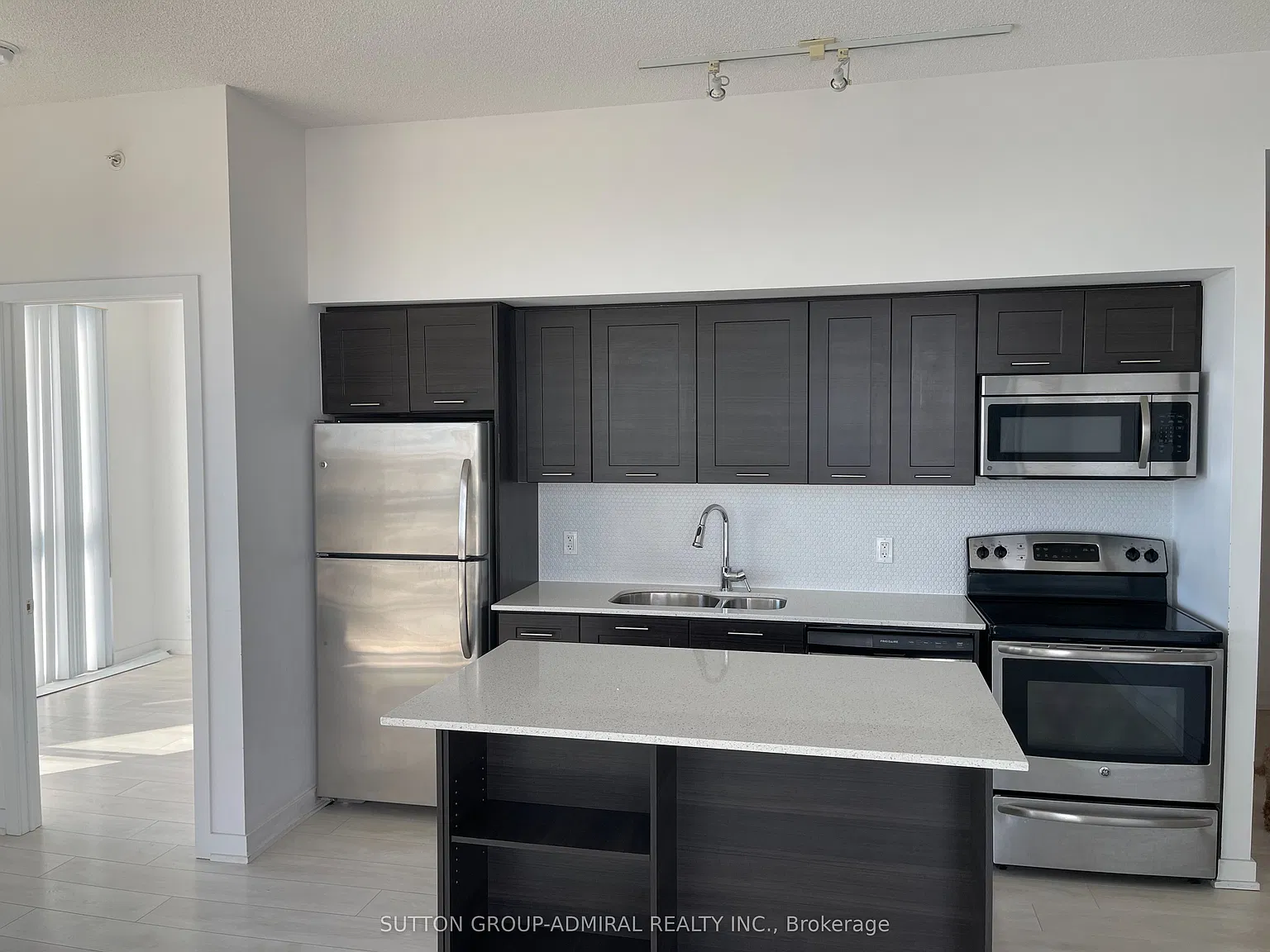 2212 Lake Shore Blvd W — Photo 4