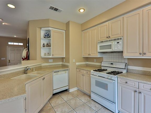 5th image of 427 W Summerfield Cir