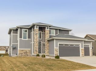 6733 Reed Ln, West Des Moines, IA 50266