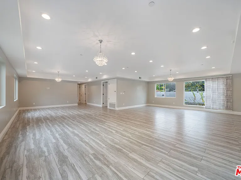 1357 Seward St — Photo 4
