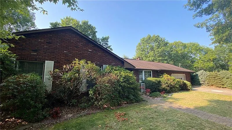 350 Holly Ln photo 1
