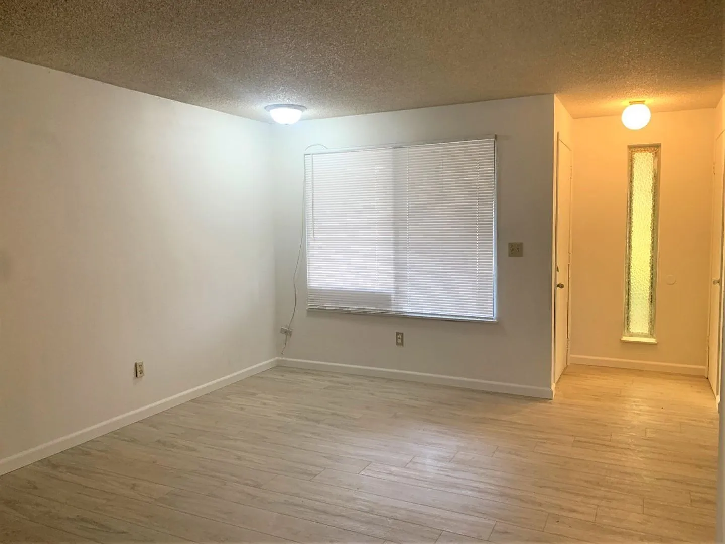 Charming Two Bedroom Flat With Attached Garage. — Photo 4