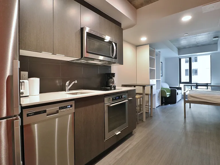 105 Champagne Ave S — Photo 35