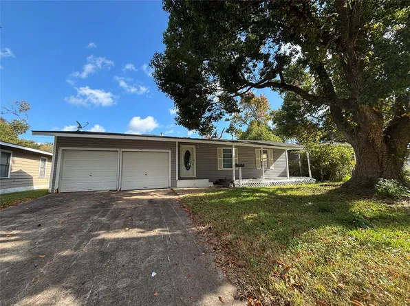 612 Winding Way St, Lake Jackson, TX 77566