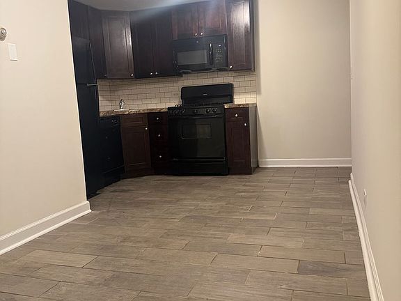 4th image of 4054 N Sheridan Rd
