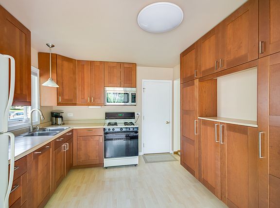 3rd image of 30W010 Lakeview Dr