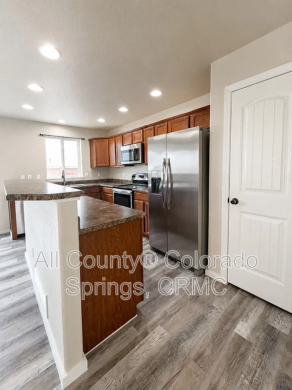 4 bed, 3.5 bath, 2207 sqft, $2,700 — Photo 2