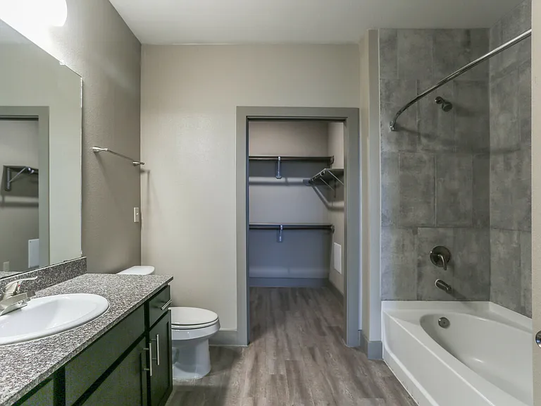 Oaks at Wayside Apartments — Photo 6