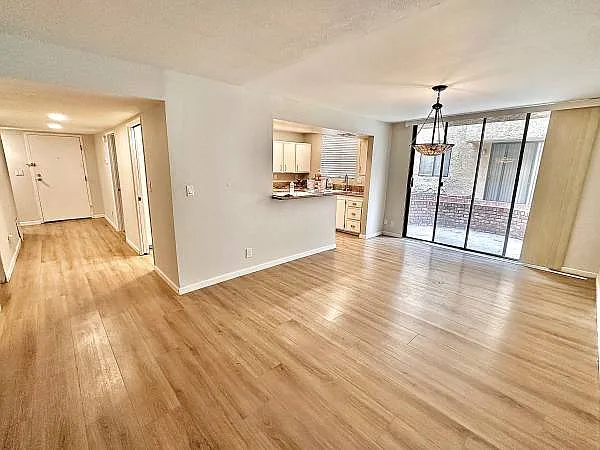 11908 Montana Avenue Apartments — Photo 17