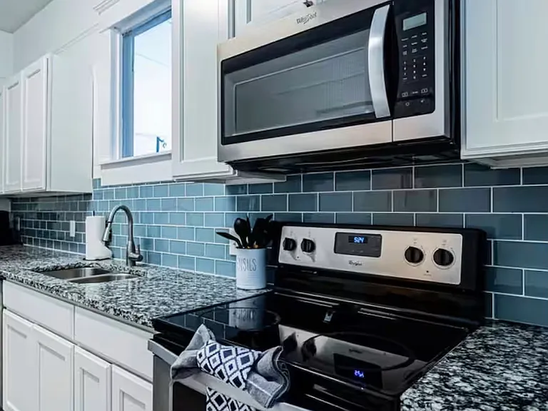 301 W 40th St #B — Photo 2