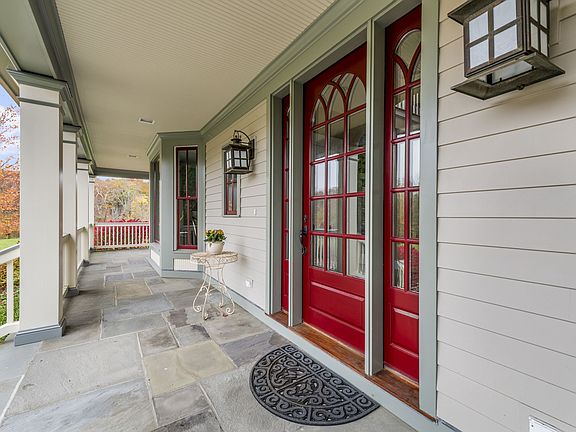 04-Front Porch 2.jpg