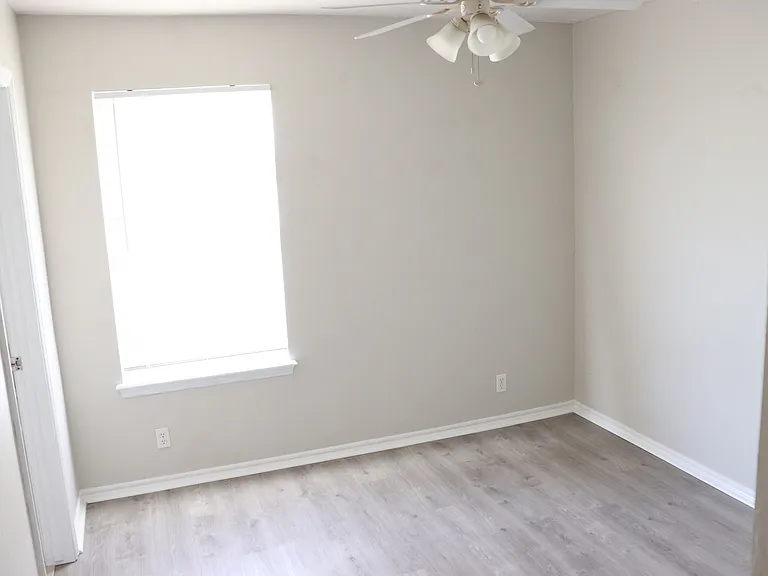 1215 Eastgate Dr — Photo 11