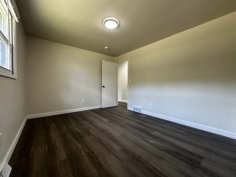 2746 Nicolet Dr — Photo 19