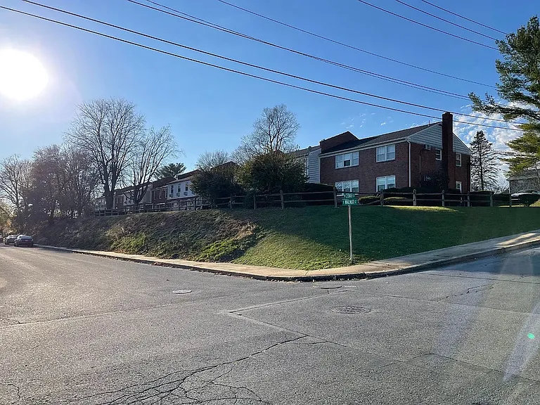 335 E Walnut St — Photo 2