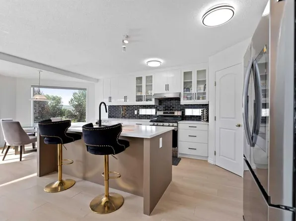 7 NE Country Hills Park NW, Calgary, AB T3K 5C8
