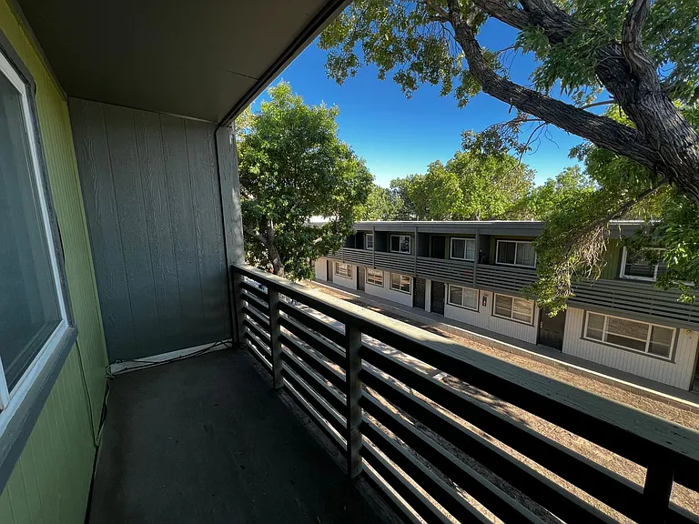 Creekside Townhome Apartments — Photo 8