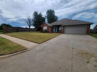 812 E Juniper Ln, Mustang, OK 73064