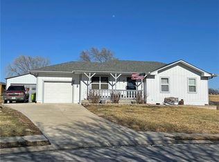 617 Younger Dr, Harrisonville, MO 64701